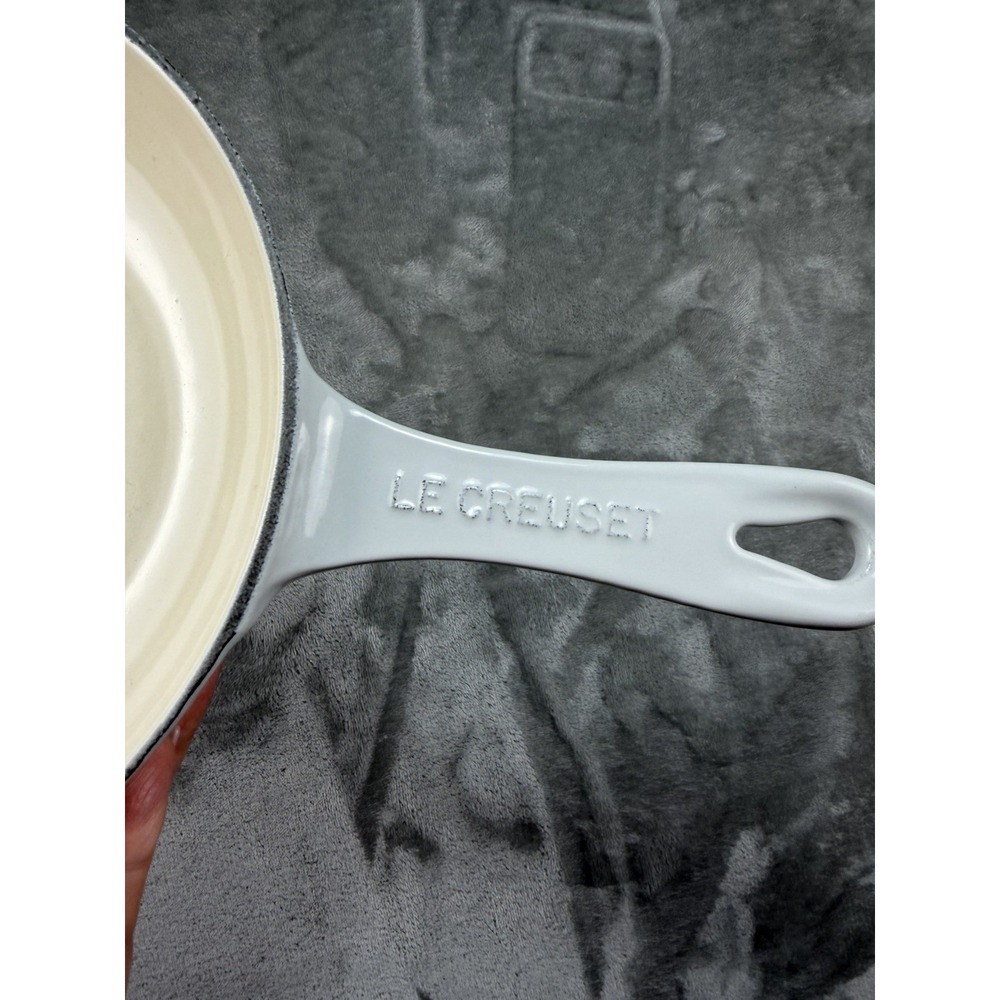 New Le Creuset Cast Iron Enamel Shallow Fry Pan Cream & Gray 8" Dia France - Picture 6 of 6